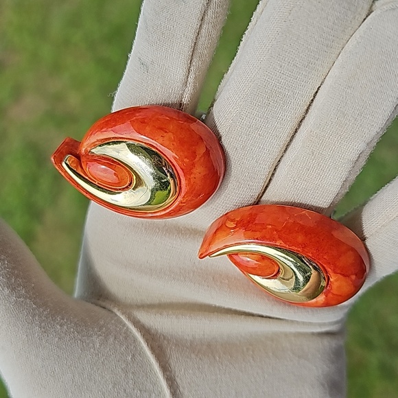 VTG Clip-on Earrings - Picture 8 of 13